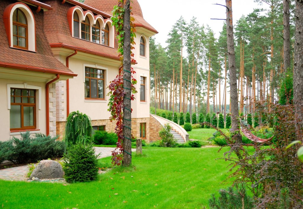 Savrupmāja Baltezerā – māja un dārzs